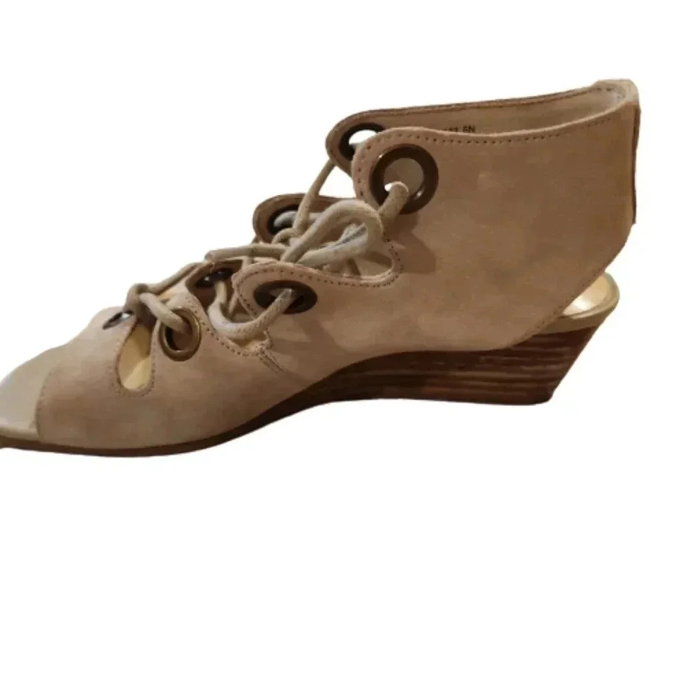 NWT in Box Bella Vita "Ingrid" cloud suede wedge sandals Size 6N